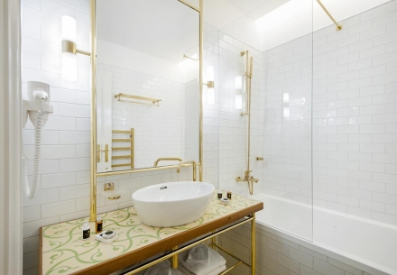 Zelená zlatá koupelna