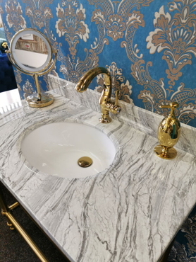zlatý koupelnový stolek