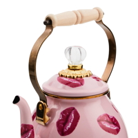 Limitová kolekce konvice na čaj Kiss Me - Mackenzie-Childs 1,89L 