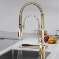 Rustikální dřezová baterie se sprchou Satin Gold