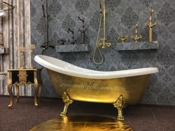 Zlatá volně stojící vana