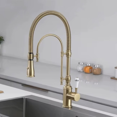 Rustikální dřezová baterie se sprchou Satin Gold