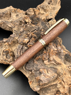 Dřevěné plnicí pero ořech americký zlaté