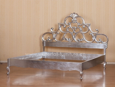Masivní vyřezávaná postel Silver