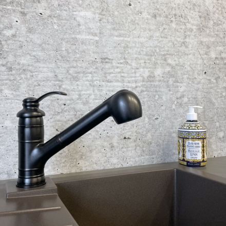 Rustikální dřezová baterie se sprchou | olejem gumovaný bronz