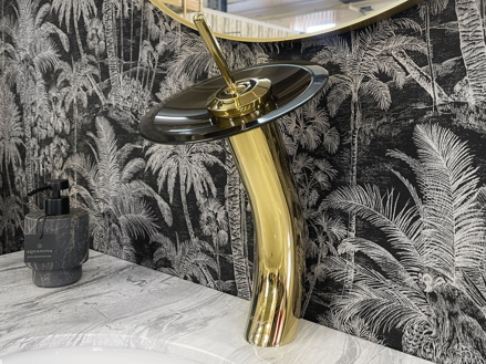 Waterfall Collection '23 - Zlatá páková baterie k umyvadlu na desku - hnědé sklo