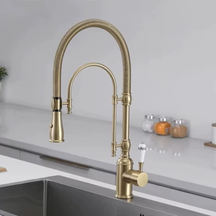 Rustikální dřezová baterie se sprchou Satin Gold